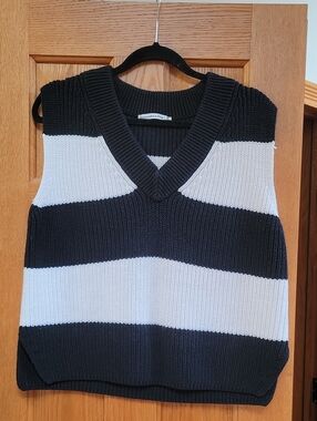 Abercrombie & Fitch Striped V-Neck Knit Sweater Vest - Black & White